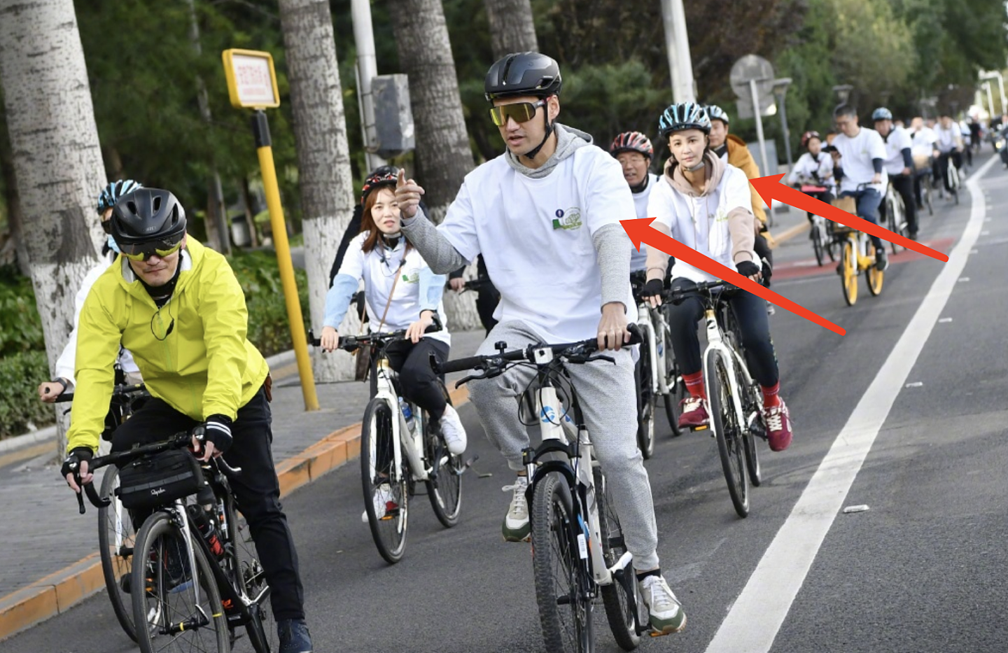 袁弘张歆艺合体参加公益骑行，沿二环骑33公里，提倡低碳绿色生活 - 4