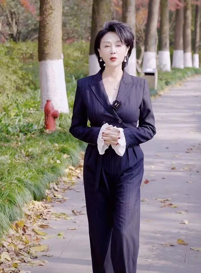 59岁戏骨王姬现身北京街头散步，不戴口罩无人识，首回应整容传闻 - 12