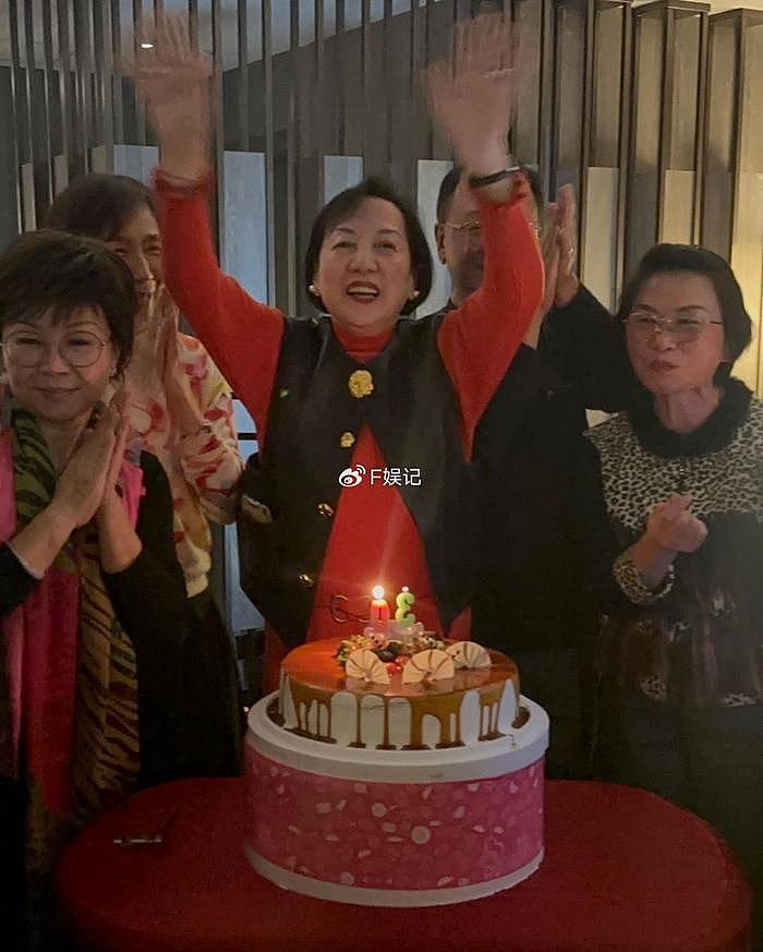 洪永城夫妇带女儿为妈妈庆祝70岁生日 太太挺孕肚在当地开心旅游 - 2