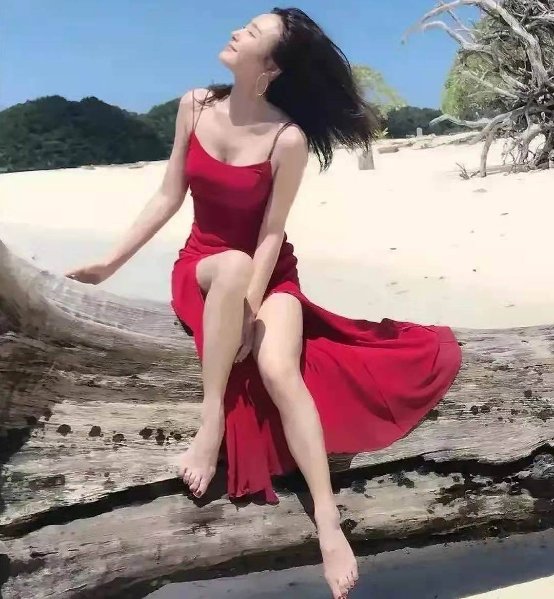 秦岚在沙滩上拍写真，穿低领长裙坐在树桩上摆拍，宛如画中美人 - 3