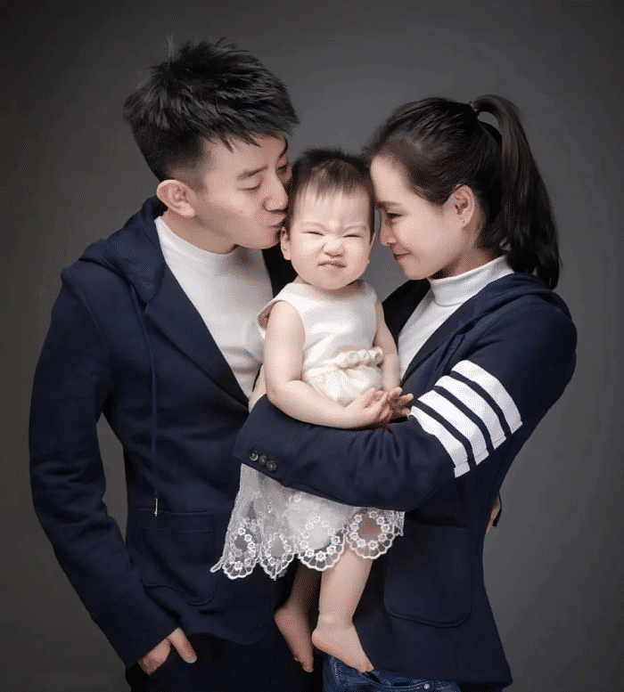 张效诚晒妻子和儿女，吴敏霞手握一个月大的儿子，画风温馨美好 - 13