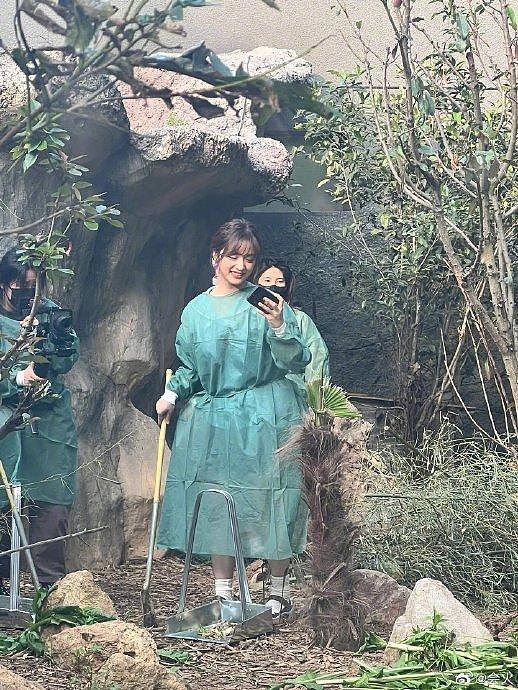 沈月在南京红山动物园录制《五十公里桃花坞》生图路透，对甜美的笑毫无抵抗力 - 2