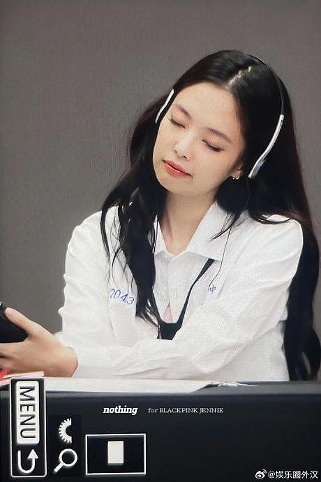 有粉丝在blackpink签售会上送了Jennie《想见你》的校服 - 3