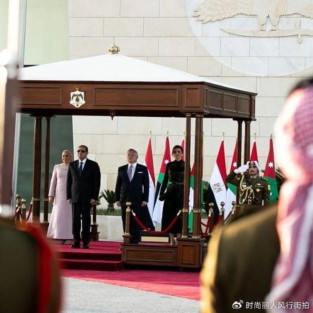 约旦王后欢迎埃及总统夫妇！埃及夫人穿粉裙很嫩，王后墨绿裙惊艳 - 7