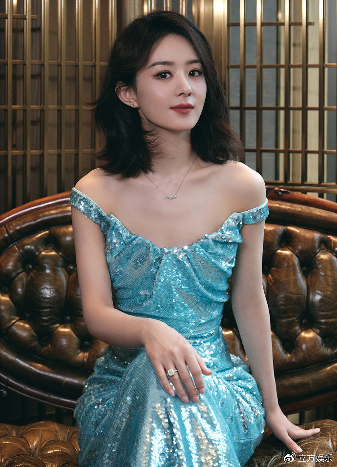 赵丽颖穿人鱼公主蓝色亮片裙 身材曲线玲珑有致 - 1