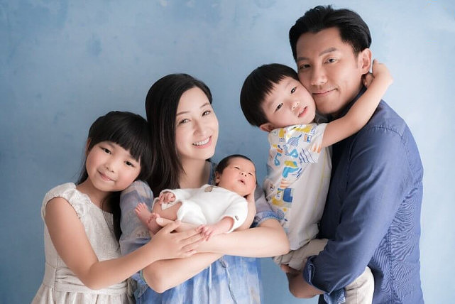 TVB小生一家五口为儿子庆生 还没满月的三胎儿子睡着被逼营业 - 1