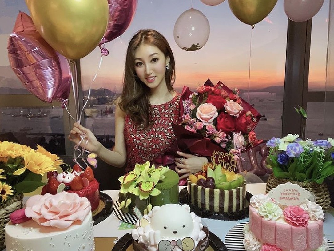 港姐何艳娟庆祝30岁生日，鲜花蛋糕摆满桌子，离婚后获三亿分手费 - 8