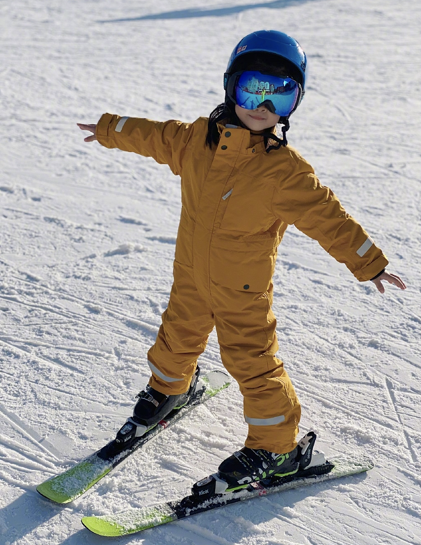 章子怡带女儿滑雪，醒宝用一天半时间掌握技能，小手叉腰很神气 - 5