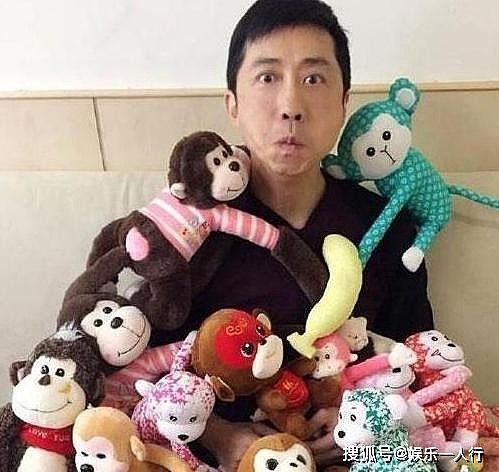 带你看看庾澄庆的豪宅：沙发上摆满猴子玩偶，平时吃煎炸食品 - 2