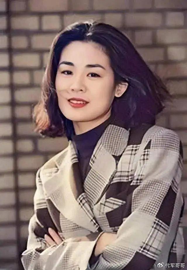 她一婚嫁演员石凉，二婚带儿子嫁导演萧峰，如今62岁婚姻很幸福 - 8