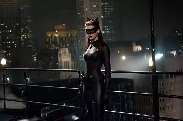 暮光男版蝙蝠侠来啦，帕丁森上封面耍酷，还有猫女穿紧身衣拿皮鞭 - 5