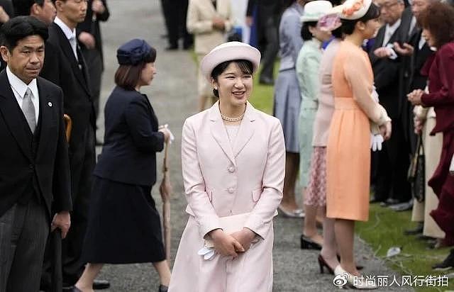日本皇室出席游园会！雅子皇后蓝套装好美，爱子粉裙不输佳子公主 - 7