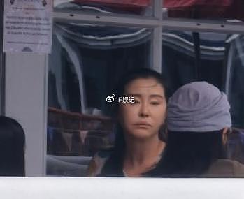 56岁王祖贤与朋友吃饭被偷拍 表情管理失败再被质疑美人迟暮 - 5