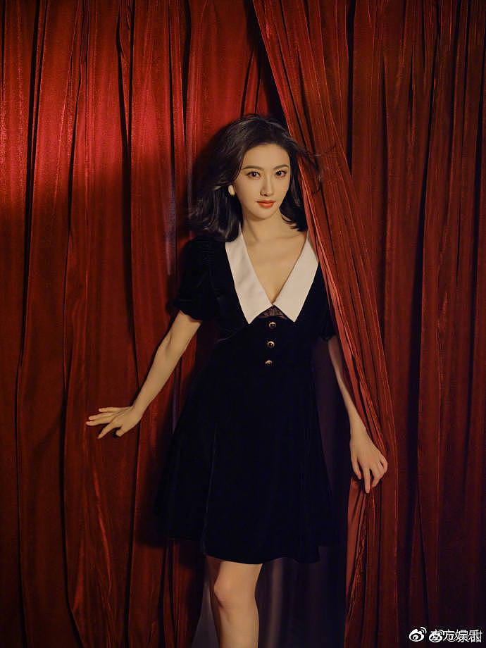 景甜分享黑红复古写真 一身黑色丝绒裙优雅大方 - 10