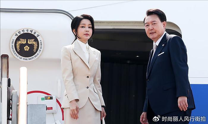 韩国第一夫人今年首次出国访问！一身米色套装好美，脸又嫩了很多 - 4