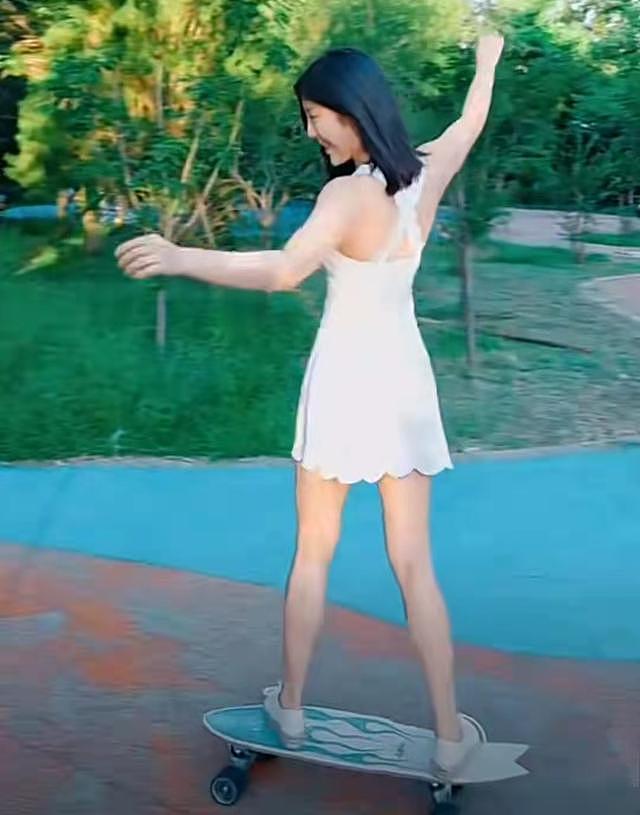 35岁赵奕欢公园里玩滑板，穿白色短裙身材好，动作舒展笑容灿烂 - 3