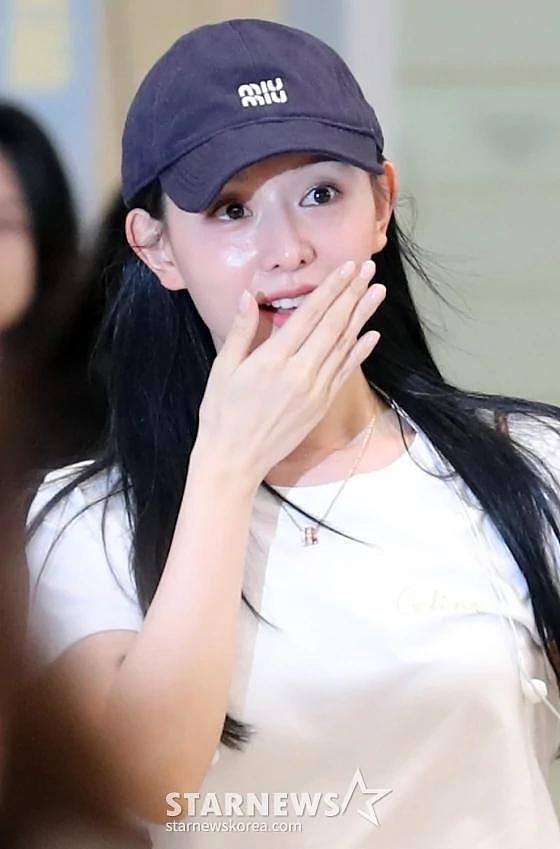 韩国知名女星，仅有两名保镖，机场人群拥挤，仍面带笑容问候粉丝 - 4