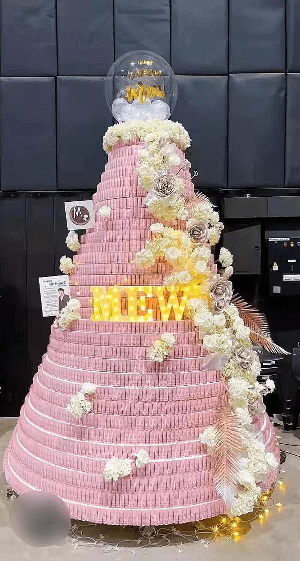 中国粉丝为外国男星庆生，用现金做蛋糕和花束，转身就被拆掉收走现金 - 5
