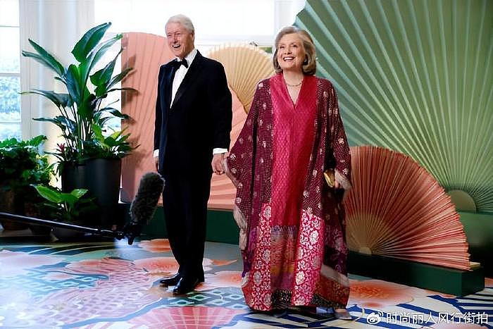 76岁希拉里也去国宴了！穿宽松长裙身材发福，被克林顿牵着手太甜 - 4