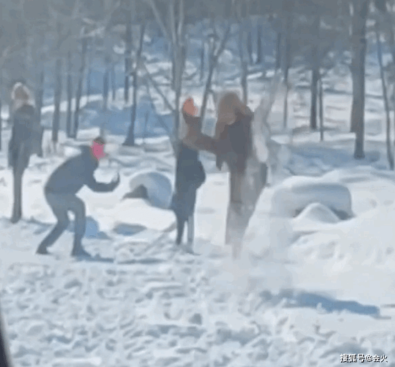 赵丽颖蹲地上玩雪被偷拍！徒手扒雪不嫌脏，大力踢雪差点站不稳 - 3