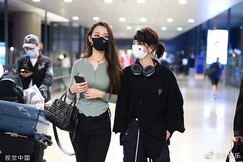 吉娜与刘雅瑟深夜抵达机场 两人妆容精致气质出众 - 2