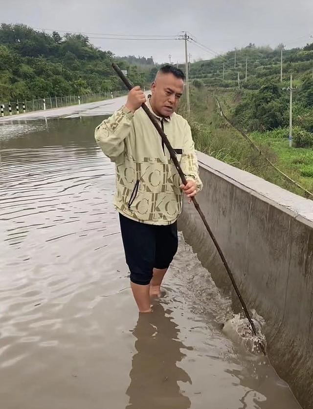 51岁演员现身县城通下水道，赤脚踩污水中太卖力，被偶遇很接地气 - 4