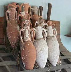安佛拉罐的特点是尖底、细颈、瓶身长。| Wikimedia Commons