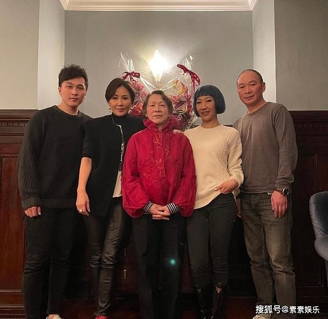 刘嘉玲在上海为母亲庆生，梁朝伟搂着岳母出镜，全家人开心合影 - 7