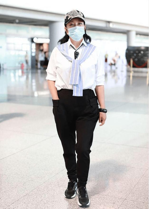 刘晓庆带火了“小黑裤”穿搭，配T恤、衬衫、运动鞋，洋气又减龄 - 5