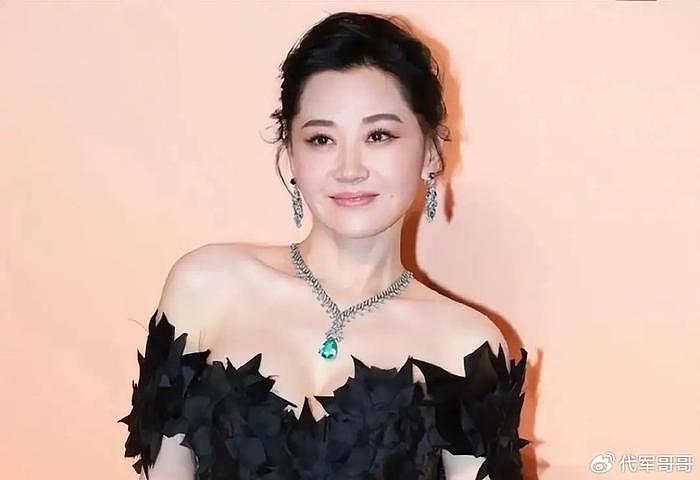 娱乐圈10位中年女星，个个肤白貌美性感妖娆，年纪越大越有女人味 - 2