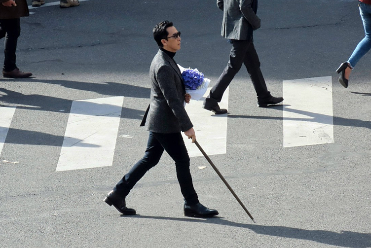 58岁甄子丹新片造型绝了！墨镜配拐杖像盲人，网友：巴黎限定跛豪 - 2