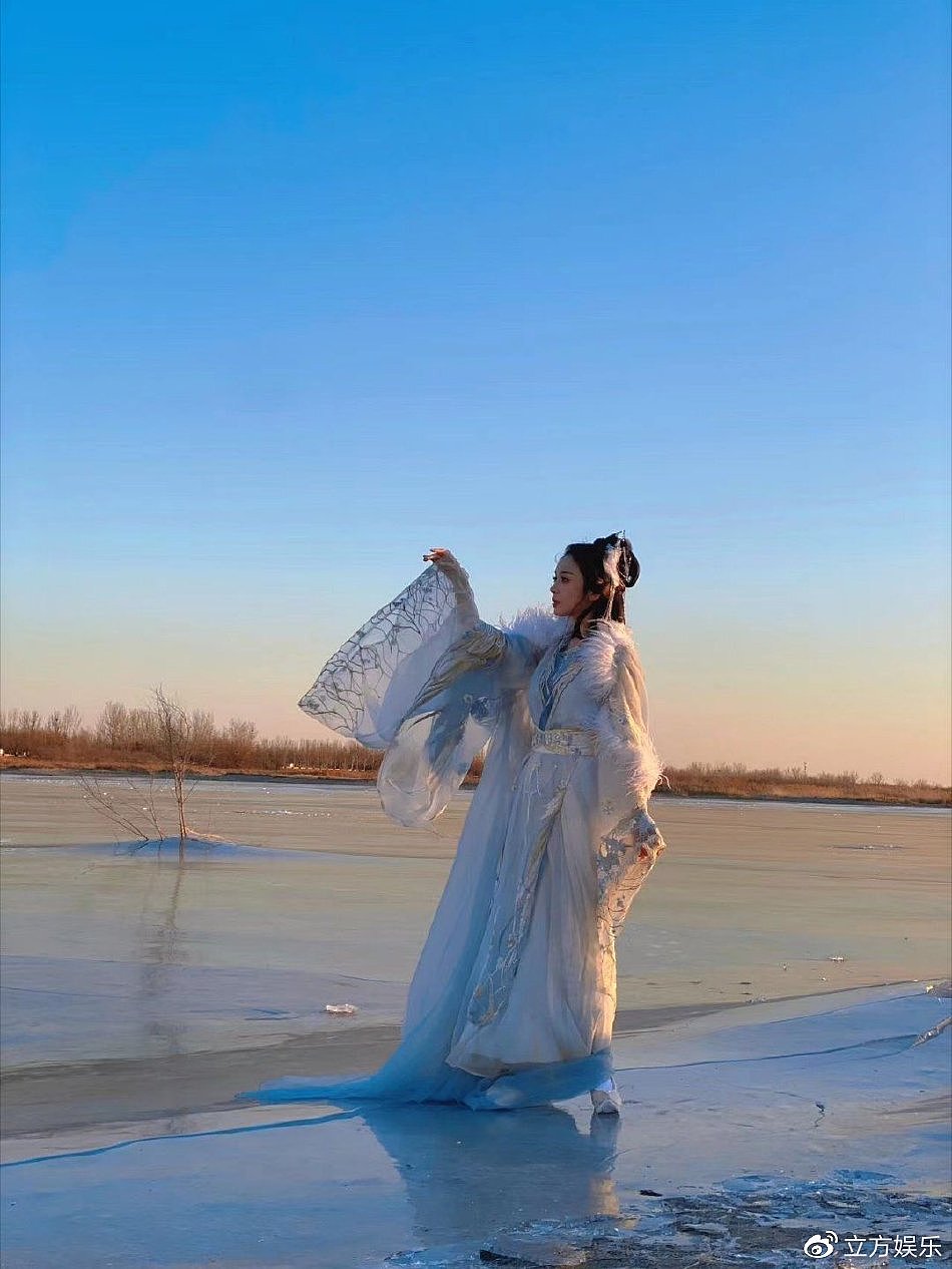 古力娜扎古风写真拍摄路透曝光 着青衣于冰面撑伞仙气飘飘 - 5