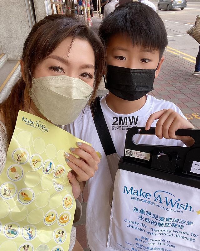 TVB艺人姚嘉妮带子女在街上卖旗筹款 为保护女儿隐私一直遮挡真容 - 6