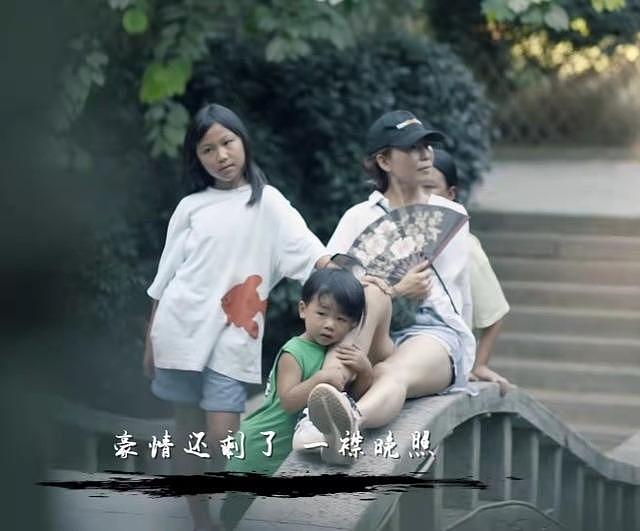 张晋晒一家五口游西湖视频，蔡少芬纯素颜出镜，三个孩子罕见同框 - 7