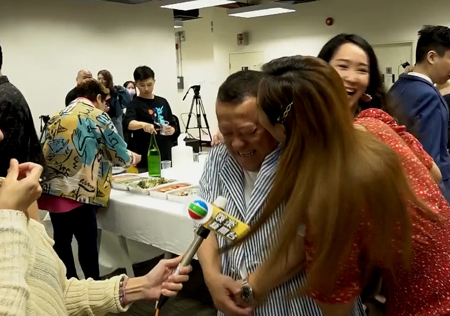 TVB台前幕后为曾志伟庆祝70岁生日 薛家燕肥妈同时亲吻其脸颊 - 7