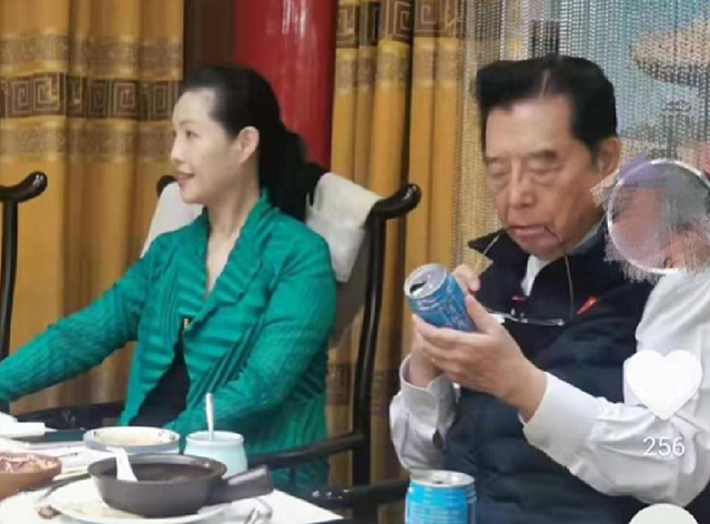 李双江带老婆现身饭局，满头黑发不显老，梦鸽当场献唱人气高 - 12