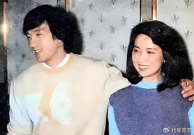 她被成龙追8年，与男友相恋26年未婚未育，68岁沦落酒楼卖唱 - 11