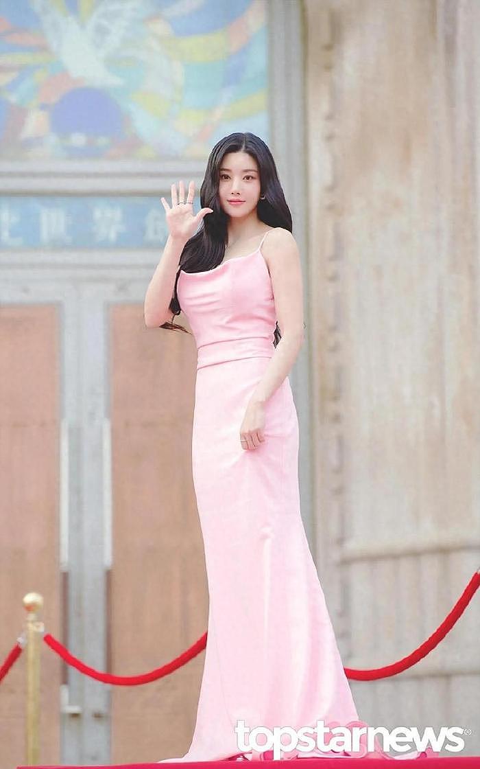 韩国知名女星，颁奖礼红毯上，与男主持人牵手方式，引发韩网热议 - 1