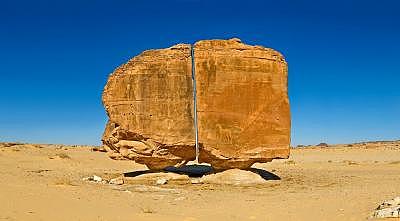 巨石被精准切成两半，科学家称不是人类干的，至今仍是不解之谜