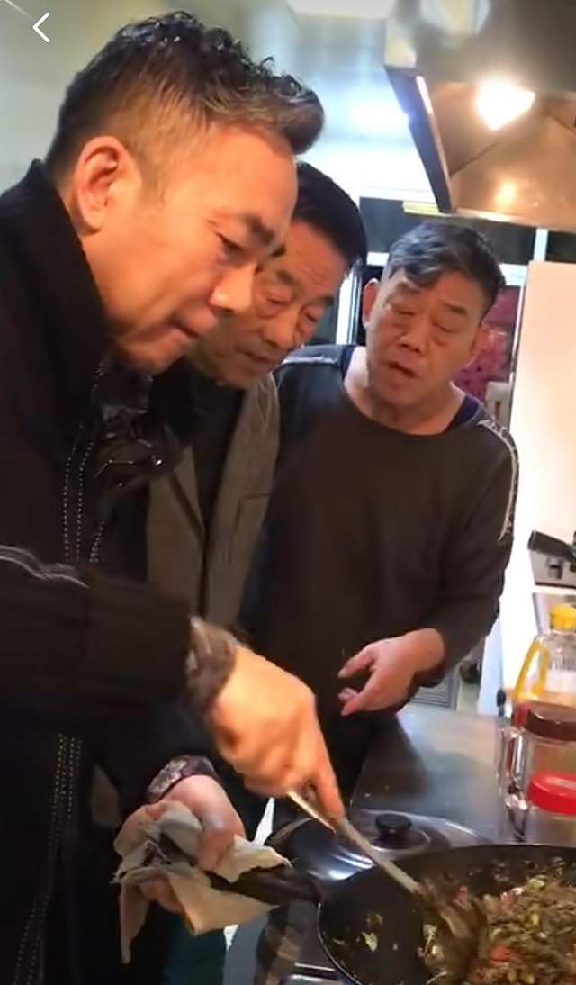 89岁杨少华享清福！俩儿子挤厨房为他做饭，爷三人长相如复制粘贴 - 3