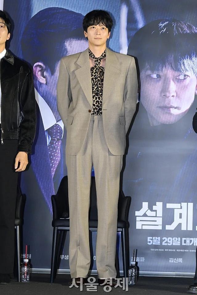 韩国知名男星，发布会造型吸睛，西装搭配挂脖吊带，高帮皮鞋显眼 - 3