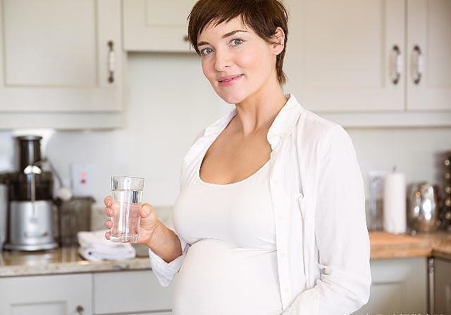 孕妈想让羊水变干净，这三个时间段喝水最有效，喝错了反而有负担 - 3