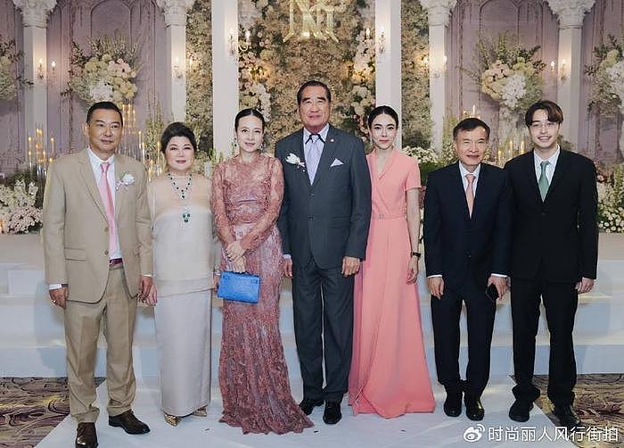 57岁泰国华裔富婆穿粉色蕾丝裙出席婚礼！把人嫩到，满满的少女感 - 4