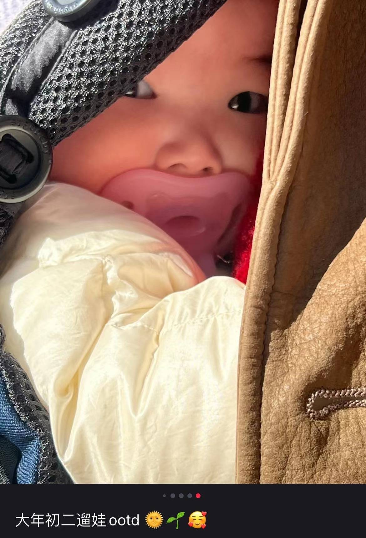 朱珠晒娃，5个月女儿叼安抚奶嘴奶萌可爱，宝宝几个月可以用背带 - 2