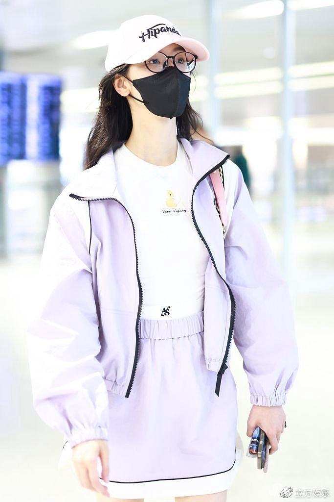 陈都灵休闲造型现身机场 一身粉紫色少女心满满 - 2