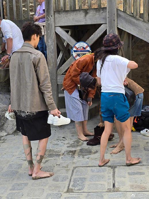 网友分享了昨天在法国偶遇花少团的照片，一脚泥的旅游团 - 1
