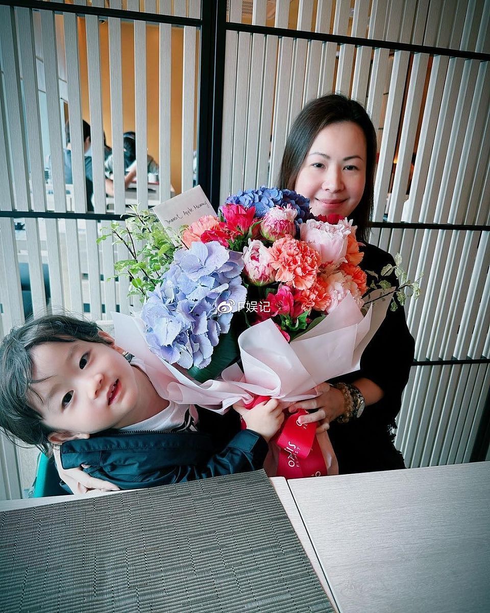 陈山聪携妻儿出去吃饭提前庆祝母亲节 儿子献吻给妈妈很幸福 - 6