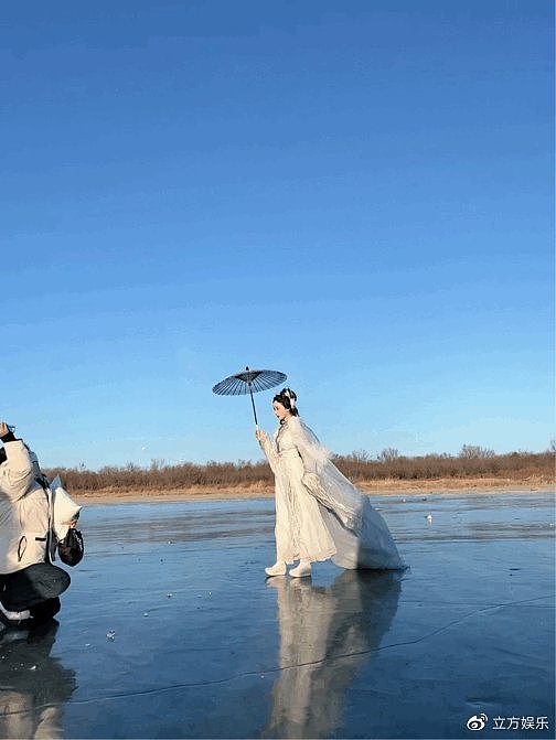 古力娜扎古风写真拍摄路透曝光 着青衣于冰面撑伞仙气飘飘 - 1