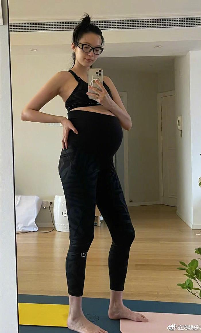 雎晓雯分享最新孕肚照 穿健身衣坐瑜伽球上四肢好纤细 - 3