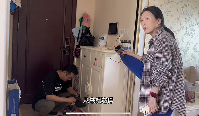 60岁吴琼携一家三口度假，素颜生图接地气，频频吐槽小15岁老公 - 6